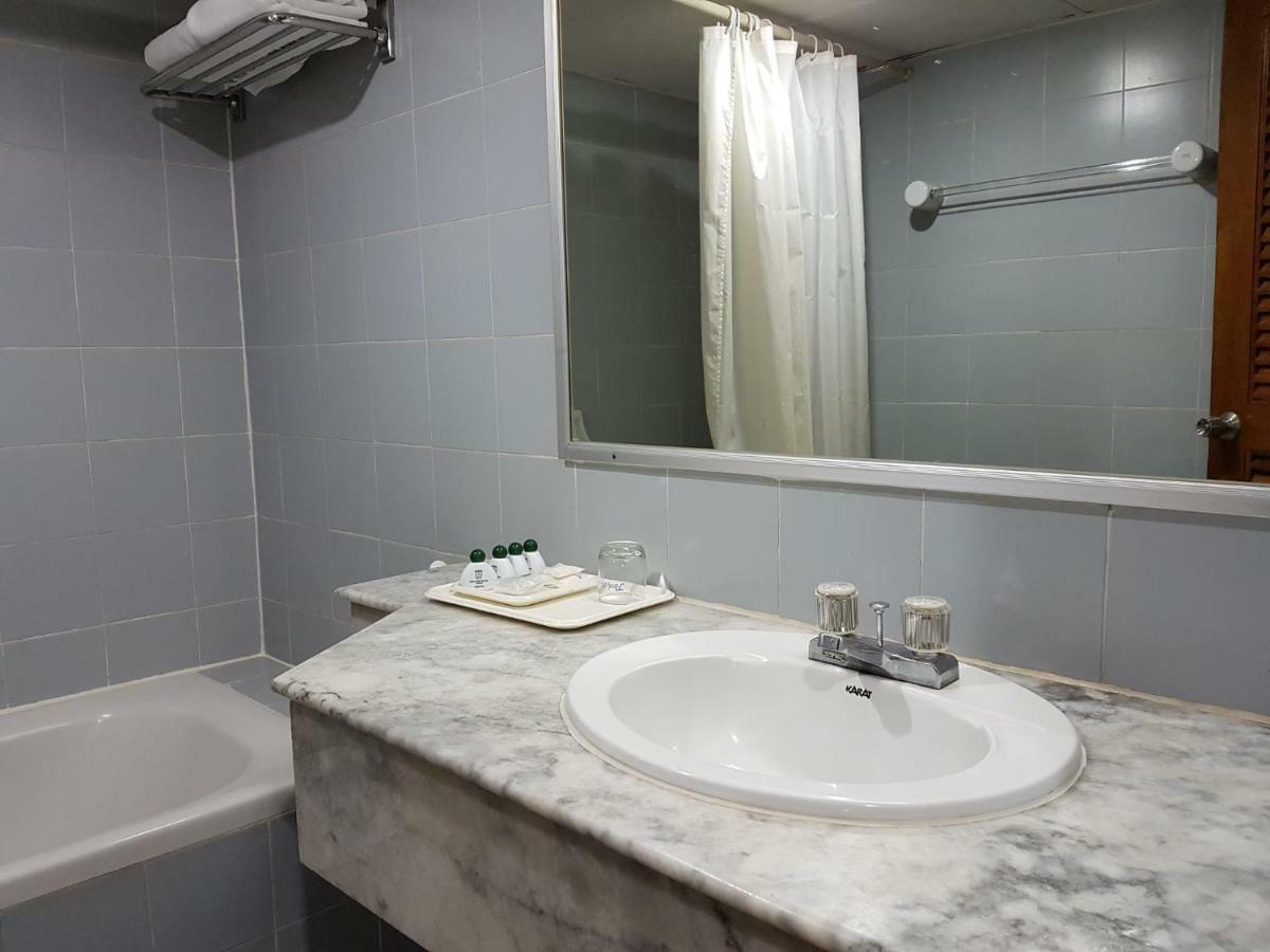 The Park Hotel Sukhumvit 7 Bangkok Exterior photo