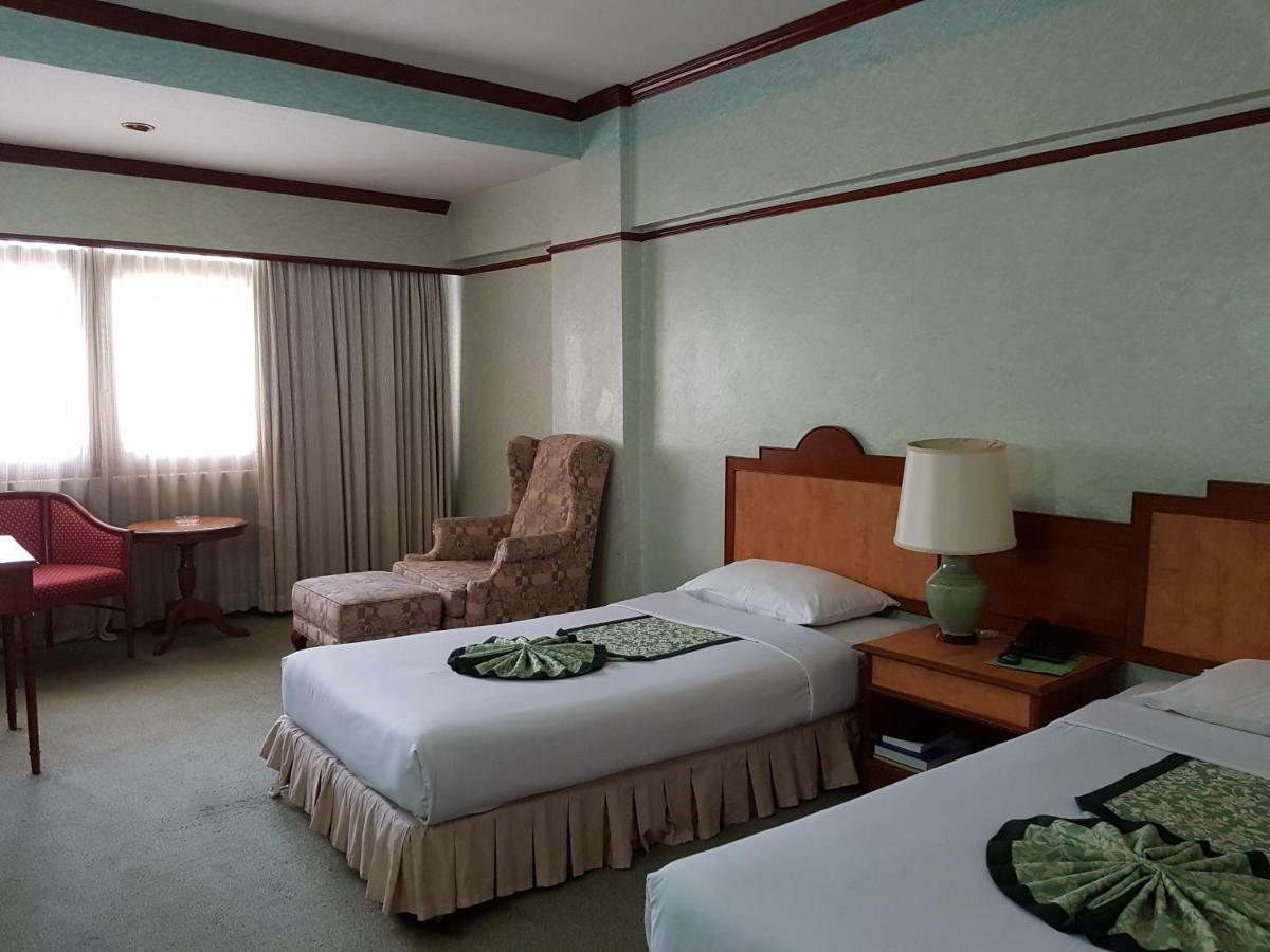 The Park Hotel Sukhumvit 7 Bangkok Exterior photo